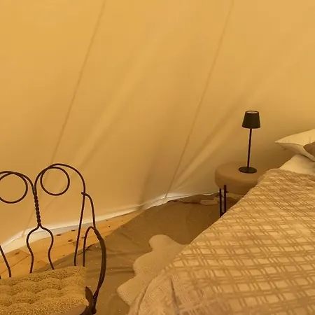 Tipi En Pleine Nature Avec Les Chevaux * Glanville