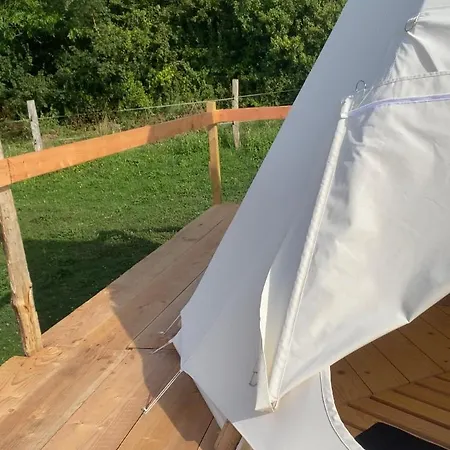 Tipi En Pleine Nature Avec Les Chevaux Lyxtält Glanville
