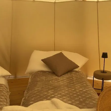 Lyxtält Tipi En Pleine Nature Avec Les Chevaux