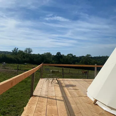 Tipi En Pleine Nature Avec Les Chevaux Lyxtält